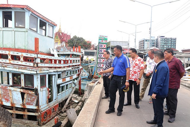 บางเสร่ กรมประมงจังหวัดชลบุรี สั่งรื้อถอนซากเรือของกลางจอดกีดขวางการการเดินเรือชาวประมง หลังคดีถึงที่สุดแล้ว