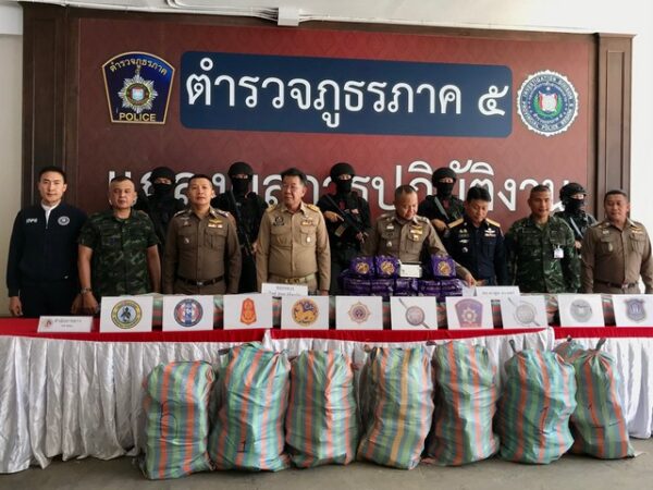 เชียงใหม่-ผบช.ภ. 5 แถลงผลการจับกุม ผู้ต้องหา 3 รายยาไอซ์ 350 กิโลกรัม ที่ด่านตรวจดงยาง สภ.นาพูน อ.วังชิ้น จว.แพร่ พร้อมขยายผล
