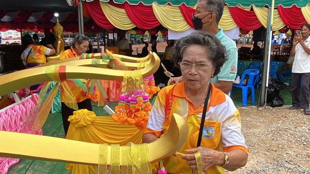 จันทบุรี-วัดหรีดทายิการาม ยกช่อฟ้าอุโบสถ ชาวบ้านแห่ร่วมปิดทองผูกผ้าสามสี ถวายพวงมาลัย