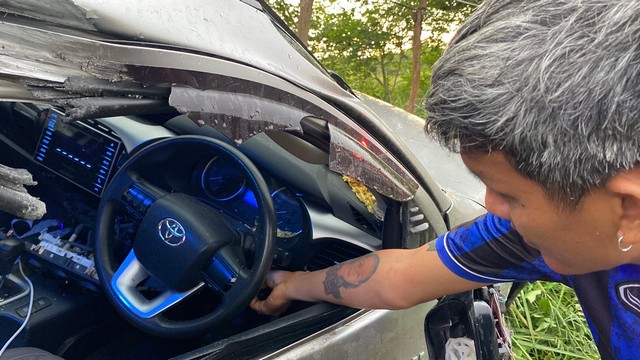 จันทบุรี-รอดปาฏิหาริย์  ถนนลืนรถเสียหลักฟาดกับเสาไฟฟ้า ขาด 2 ท่อน คนมีรอยแค่แมวก่วน