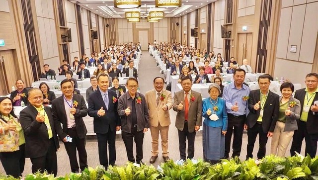 “อลงกรณ์-เอฟเคไอไอ.“ ชู “สาหร่าย”คือทองคำเขียวเป็นพืชแห่งอนาคตภายใต้แนวทางเศรษฐกิจสีน้ำเงิน ตอบโจทย์สร้างรายได้ใหม่เพิ่มความมั่นคงอาหารลดโลกร้อนเร่งยกระดับเกษตรมูลค่าสูงพัฒนาอุตสาหกรรมสาหร่ายครบวงจร ตั้งเป้าตลาดโลก 2.6 ล้านล้าน