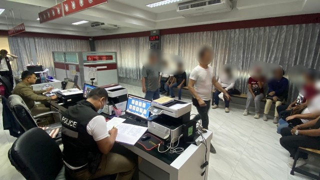 สัตหีบ หวั่นเป็นมิจฉาชีพ อ้างตัวมาจากโรงพักสวมเสื้อกั๊กเดินเรี่ยไรเงินตามร้านค้า ตำรวจ อำเภอ ทราบข่าวคุมตัวส่งดำเนินคดี