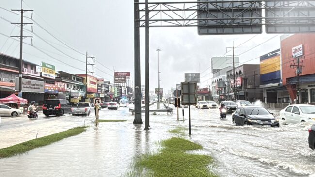 ฝนกระหน่ำพัทยา หลายพื้นที่น้ำท่วมขังส่งผลกระทบการจราจรหลายสาย