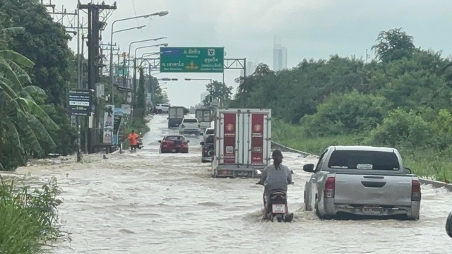 ฝนกระหน่ำพัทยา ทำหลายพื้นที่น้ำท่วมขัง รถประชาชนได้รับความเสียหาย ส่งผลกระทบการจราจรหลายสาย