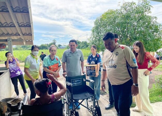นครปฐม-สส.เขต 3 จ.นครปฐมพรรคชาติไทยพัฒนา ร่วมกับสโมสรฟุตบอลนครปฐม ยูไนเต็ดมอบวิลแชร์พร้อมช้าวสารอาหารแห้งให้กับผู้พิการในพื้นที่