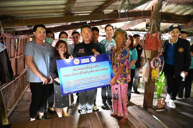 นครปฐม-นายก อบจ. นครปฐม พร้อมด้วย สมาชิกสภา อบจ. ลงพื้นที่เพื่อส่งมอบบ้าน ให้กับผู้เปราะบาง