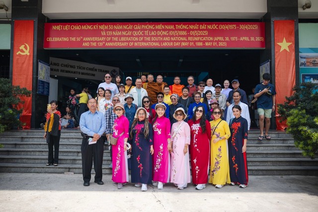 พระเมธีวัชรบัณฑิต, ศ.ดร. ผู้อำนวยการหลักสูตรสตินวัตกรรมและสันติศึกษา ระดับปริญญาเอก มหาวิทยาลัยมหาจุฬาลงกรณราชวิทยาลัย (มจร) พร้อมคณะนิสิตระดับปริญญาเอก สาขาสตินวัตกรรมและสันติศึกษา รุ่นที่ 9 ออกเดินทางศึกษาดูงาน ณ สาธารณรัฐสังคมนิยมเวียดนาม