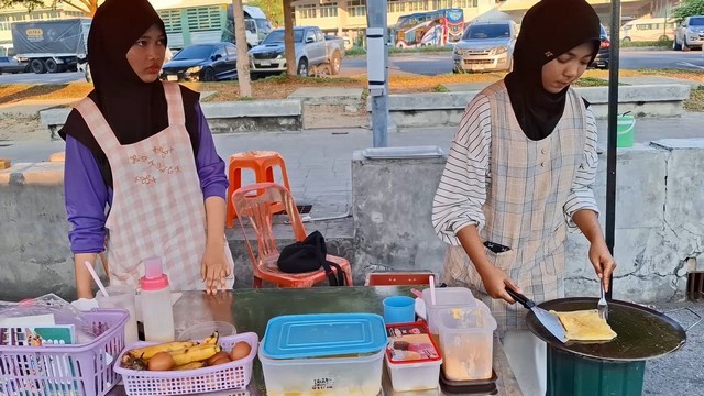 สงขลา-วันแรกสองสาวพี่น้องนักศึกษาปี 1 และนักเรียน ม. 5 ใช้เวลาช่วงปิดเทอมตั้งโต๊ะขายโรตีสร้างรายได้ เพื่อแบ่งเบาภาระพ่อแม่