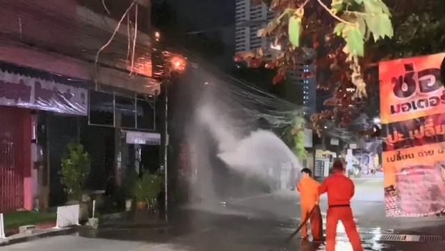 สงขลา-ไฟไหม้สายสื่อสารโชคดีดับเพลิงดับได้ทัน ชาวบ้านวอนบริษัทสายสื่อสาร ควรเอาออกหรือติดตั้งให้เป็นระเบียบ หวั่นเกิดไฟไหม้ซ้ำ