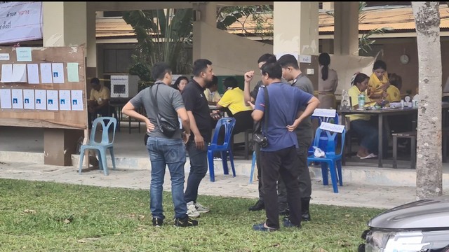 สงขลา-ด่วน!! ลูกส.ส.คนดังโวยห้ามถ่ายรูปในหน่วยเลือกตั้ง หลังจากนั้น 20 นาทีส่งสมุน 7 คนบุกหน่วยเลือกตั้งทำร้ายตำรวจประจำหน่วยคู่กรณี