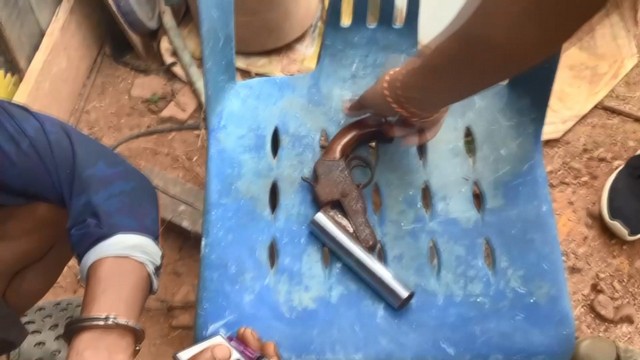 สงขลา-ตม.6 ร่วม ตำรวจ จับหนุ่มเมียนมาพร้อมอาวุธปืนซุกใต้หมอน