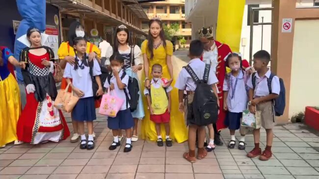 สีสันเปิดเทอม โรงเรียนเทศบาล 5 (วัดหาดใหญ่) ผอ. ครูแต่งแฟนซีรับนักเรียน