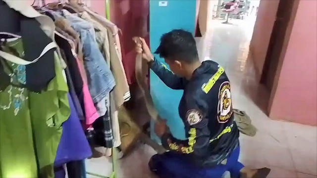 จงอาง 3 เมตร สงสัยดูเลือกตั้งเสร็จกลับไม่ถูกมุดหลังชั้นวางของ