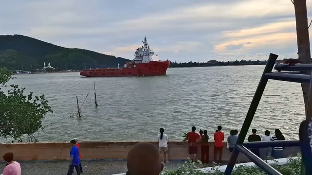 สงขลา-สีสัน ประติมากรรมพญานาคพ่นน้ำ “องค์นาคาธิบดี”ได้รับความสนใจ จากชาวสงขลาและนักท่องเที่ยวเป็นจำนวนมาก หลังปิดพื้นที่มานานกว่า 5 ปี