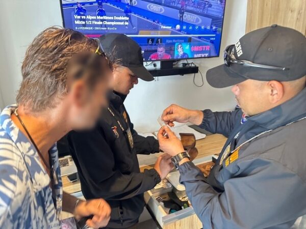 ตำรวจท่องเทียวเจ๋งวันเดียวจับ 2 คดี ชาวฝรั่งเศสเมาชอบโชร์ปืนโชร์มีดจับสาวรัสเซียขายบุหรี่ไฟฟ้า