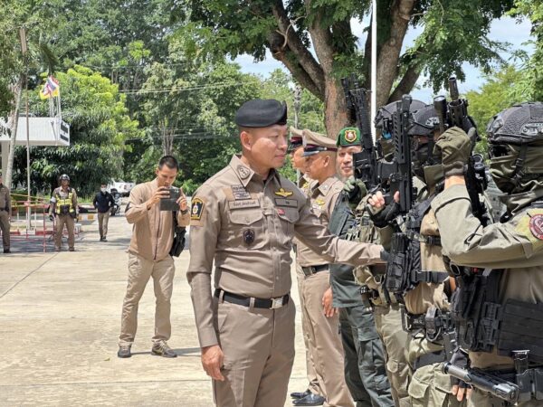 ผบช.ภ.2 เช็กความพร้อม ยุทโธปกรณ์ ตำรวจสระแก้ว เติมขวัญกำลังใจ พร้อมระวังป้องกันภัยพื้นที่อ่อนไหว