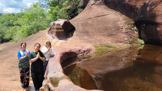 บึงกาฬ-เปิดแล้ว! น้ำตกถ้ำพระ บึงกาฬ เล่นสไลเดอร์ธรรมชาติสนุก บรรยากาศดี สัมผัสธรรมชาติสีเขียว เล่นน้ำตกเย็น ๆ ถ่ายรูปชิค ๆ ได้หลายมุม