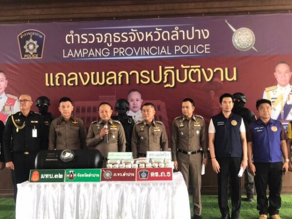 ลำปาง – ตร.ลำปาง แถลงจับยาบ้า 198,000 เม็ด ซุกซ่อนในถังแก๊สท้ายรถยนต์ รวบผู้ต้องหา 2 ราย ขยายผลเครือข่ายยาเสพติดข้ามจังหวัด