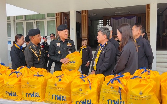 ลำปาง-มทบ.32 รับมอบถุงยังชีพ กฟผ.แม่เมาะ เพื่อส่งต่อความช่วยเหลือผู้ประสบภัยพิบัติและกลุ่มเปราะบางในพื้นที่ จ.ลำปาง