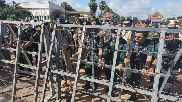 (สุรินทร์) บรรยากาศเปิดด่านช่องจอมวันแรก มีชาวกัมพูชาที่ตกค้างฝั่งไทย และรถบรรทุกขนส่งสินค้า ทยอยจ่อคิวเพื่อข้ามฝั่งยาวเป็นกิโล