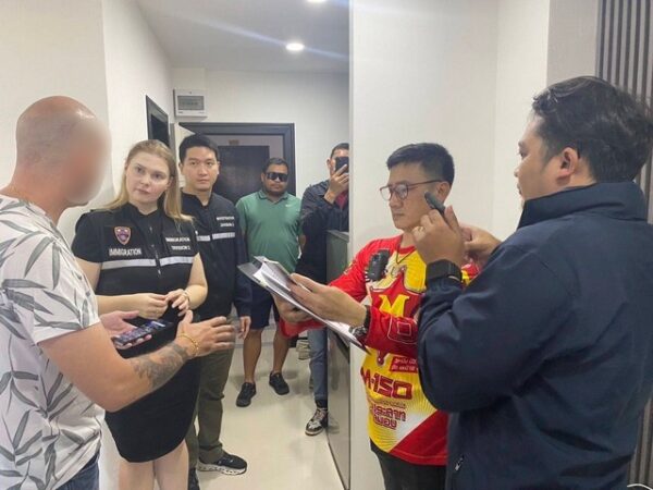 ชลบุรี-สืบหนองคาย ร่วม ตม.ชลบุรี จับฝรั่งเศลก่อคดีข่มขืนเด็ก 13 กบดานพัทยา