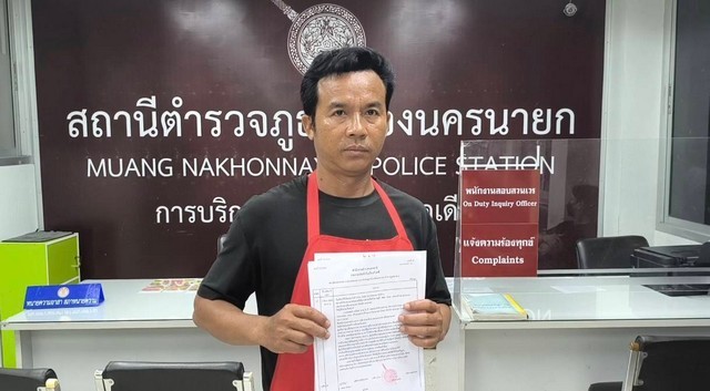 นครนายก เตือนภัยหญิง 2 คนแกล้งทำของตกแล้วก้มหยิบล้วงเข้าไปใต้ป้ายชื่อร้านค้าลักกระเป๋าเงินหลบหนี