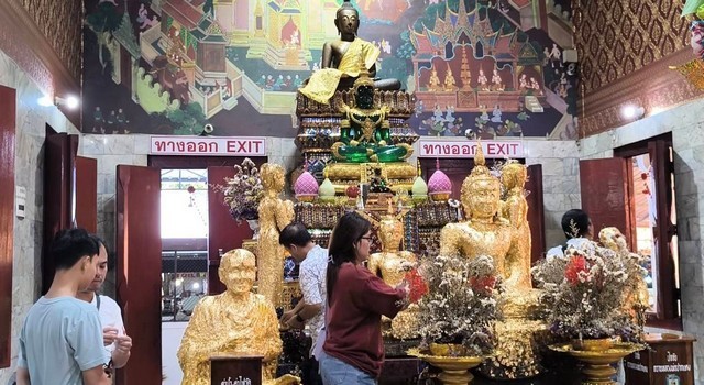 นครนายก – นักท่องเที่ยวเข้าส่องเลขเด็ดอ่างน้ำมนต์วัดหลวงพ่อปากแดง พร้อมขอพร โชคลาภ ธุรกิจ หน้าที่การงาน ใกล้วันหวยออก