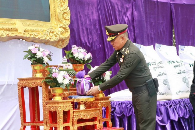 กองทัพภาคที่ 3 จัดพิธีรับเมล็ดพันธุ์ข้าวหอมมะลิพระราชทาน เพื่อส่งเสริมการเกษตรอินทรีย์ในพื้นที่จังหวัดพิจิตร