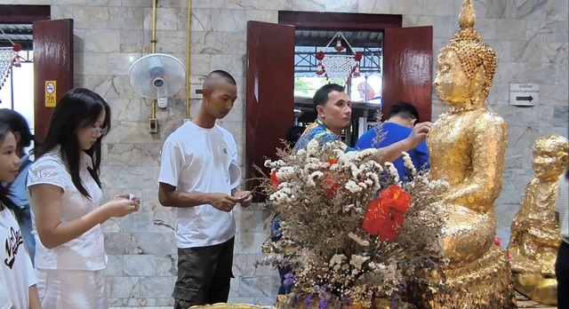 นครนายก – นักท่องเที่ยวเข้าส่องเลขเด็ดอ่างน้ำมนต์วัดหลวงพ่อปากแดง พร้อมขอพร โชคลาภ ธุรกิจ หน้าที่การงาน ใกล้วันหวยออก