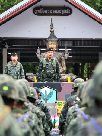 สุรินทร์-“แม่ทัพกุ้ง” ลงพื้นที่ฐานปราสาทตาเมือนธม มอบกำลังใจทหารแนวหน้า ย้ำหนักแน่น “อย่าประมาท – เราทำถูกแล้ว”