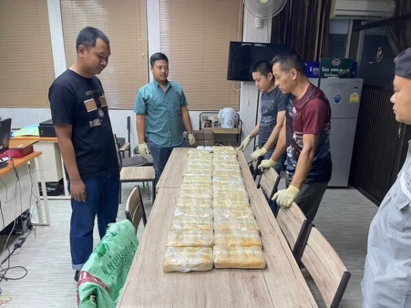 มุกดาหาร​ -​ตำรวจมุกดาหารสกัดจับยาบ้ากว่า 178,000 เม็ดซุกริมถนนเลี่ยงเมือง