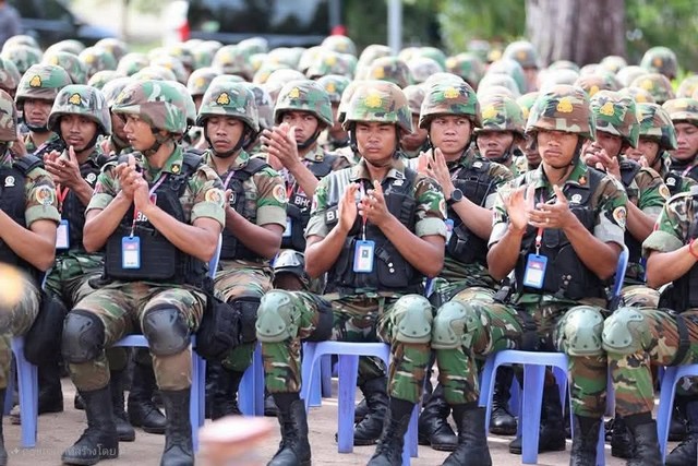 สื่อกัมพูชาโชว์ภาพกำลังพลในพื้นที่จังหวัดพระวิหาร “โอ่ พร้อมรบ 24 ชั่วโมง”