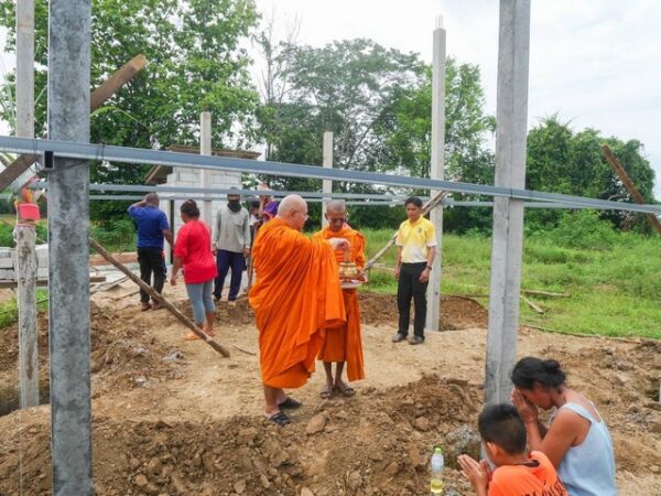 สุโขทัย-พระอาจารย์ใจบุญวัดดังทุ่งเสลี่ยม หาทุนสร้างบ้านให้แม่ลูกสู้ชีวิต ที่อุทิศตนช่วยสังคม