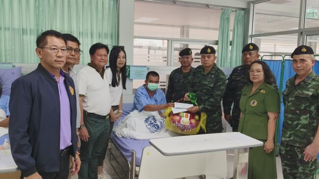 อุบล​ฯ​ -​แม่ทัพภาคที่ 2 นำคณะ พสบ.ทภ.2 รุ่นที่ 2 เยี่ยมทหารบาดเจ็บเหตุ ฮ.ตก พร้อมมอบกระเช้าและเงินเป็นกำลังใจ