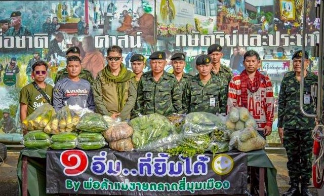 (สุรินทร์) น้ำใจ!!! จากแนวหลัง พ่อค้าแม่ขาย ตลาดสี่มุมเมือง สู่แนวหน้า ส่งแรงใจให้ทหารกล้าในพื้นที่ชายแดน อีสานใต้