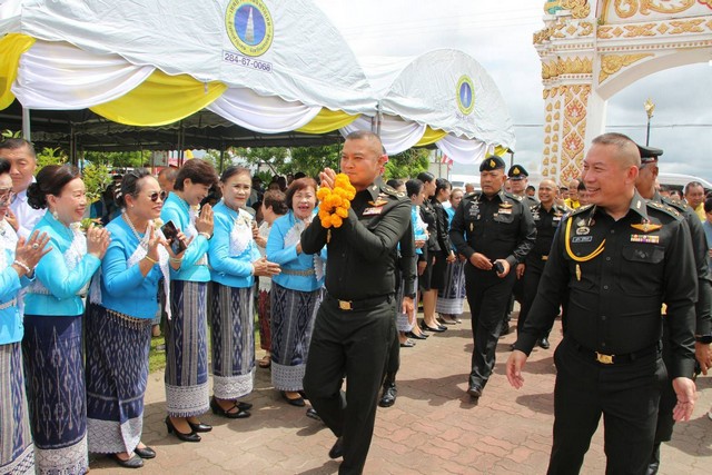 นครพนม​ -​แม่ทัพภาคที่ 2 พร้อมภริยา ร่วมสมโภชพระธาตุท่าอุเทนอย่างยิ่งใหญ่ ประชาชนแห่มอบดอกไม้-ผูกผ้าขาวม้าให้กำลังใจ