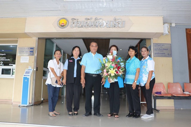 ปทุมธานี ประธานเครือข่ายกองทุนแม่ของแผ่นดินตำบลคูคตแสดงความยินดีนายกเทศมนตรีเมืองคูคตและ เทศบาลเมืองลำสามแก้ว