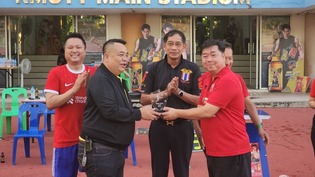 ปทุมธานี ทีม THE CHAD คว้ารางวัลชนะเลิศ กีฬาฟุตบอลอาวุโส High Kick Cup 2025 ชิงถ้วย พล.ต.ท.คำรณวิทย์ ธูปกระจ่าง