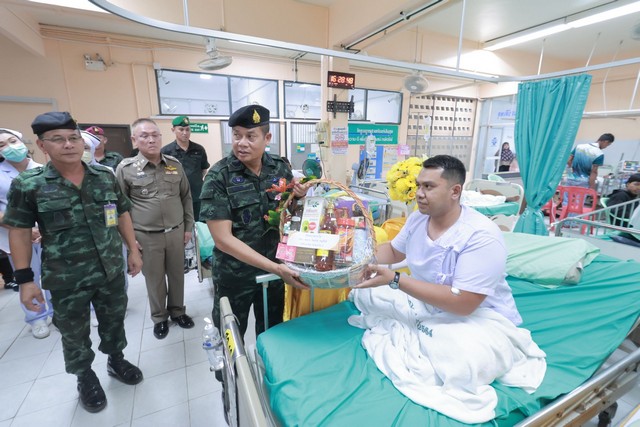 นราธิวาส-แม่ทัพภาคที่ 4 เยี่ยมให้กำลังใจผู้บาดเจ็บจากเหตุลอบวางระเบิด