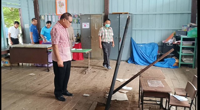 ยโสธร ครูสาวเฉียดตาย บั้งไฟแสน พุ่งตกลงกลางห้องเรียน