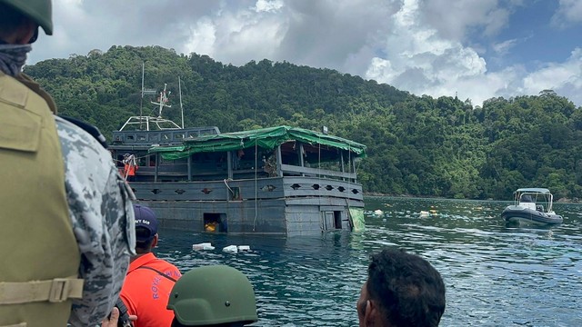 พังงา-ทัพเรือภาค 3 ช่วยเรือขนส่งเมียนมา เกยตื้นจมทั้งเรือและพัสดุ ใกล้อุทยานเเห่งชาติหมู่เกาะสุรินทร์