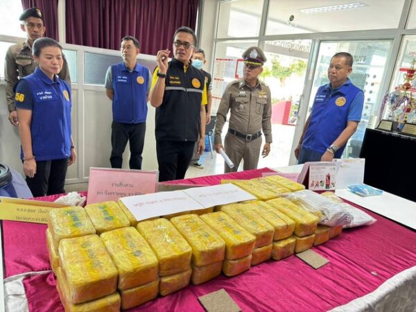 พิจิตร-ตามล่าหาเจ้าของ ! รองผู้ว่าฯพิจิตร-ตำรวจตรวจยึดยาบ้า4แสนเม็ดใส่ถังฝังดินกลางทุ่งริมคลอง