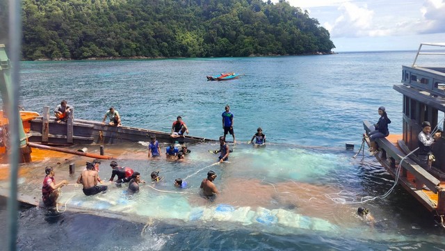 พังงา-จัดทีมกู้เรือสนับสนุน อช.หมู่เกาะสุรินทร์ กู้เรือเกยตื้นทับแนวปะการัง