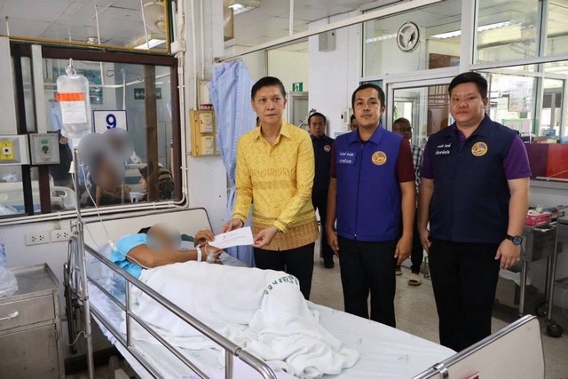 นราธิวาส-รองผู้ว่าฯ นราธิวาส มอบกระเช้าความห่วงใยผู้ว่าราชการจังหวัดนราธิวาส เยี่ยมให้กำลังใจเจ้าหน้าที่ที่ได้รับบาดเจ็บ จากสถานการณ์ความไม่สงบในพื้นที่