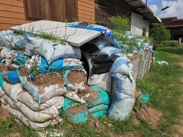 บุรีรัมย์-ชาวบ้านพร้อมป้องกันตัวทำบังเกอร์ครอบครัวสัมภาระเต็ม เสียงปืนแตกหนี