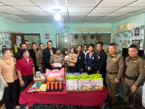 ฉะเชิงเทรา-ผู้การแปดริ้วพร้อมกับคณะกต.ตร.รุดเยี่ยมบ้านพักเจ้าหน้าที่ตำรวจที่มีผู้ป่วยอยู่ในระหว่างการรักษาเพื่อให้เป็นขวัญและกำลังใจ