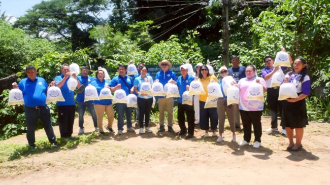 สมาคมสื่อมวลชนเกษตรฯ จับมือผู้ใหญ่ใจดี ร่วมทำกิจกรรม “จิตอาสาแบ่งปันเพื่อน้อง” มอบทุนการศึกษา อุปกรณ์กีฬา และสนับสนุนด้านการเกษตรแก่โรงเรียนขนาดเล็ก