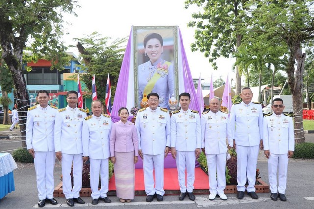 สตูล ผู้ว่าฯ นำหัวหน้าส่วนราชการ และพสกนิกรทุกหมู่เหล่า ร่วมพิธีตักบาตรข้าวสารอาหารแห้งแด่พระภิกษุสงฆ์สามเณร 48 รูป ถวายเป็นพระราชกุศลแด่ สมเด็จพระนางเจ้าฯ พระบรมราชินี เนื่องในโอกาสวันเฉลิมพระชนมพรรษา 3 มิถุนายน พ.ศ. 2568