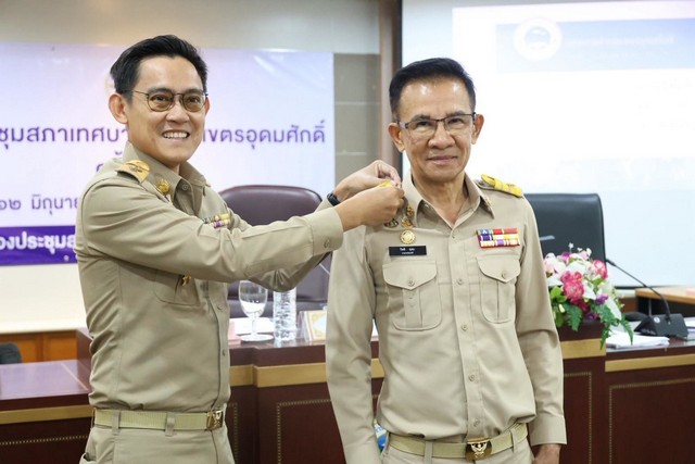 ทต.เขตอุดมศักดิ์เปิดการประชุมสภาครั้งแรก พร้อมประดับเครื่องหมายอินทรธนูให้กับนายกเทศมนตรี และสมาชิกสภาฯ