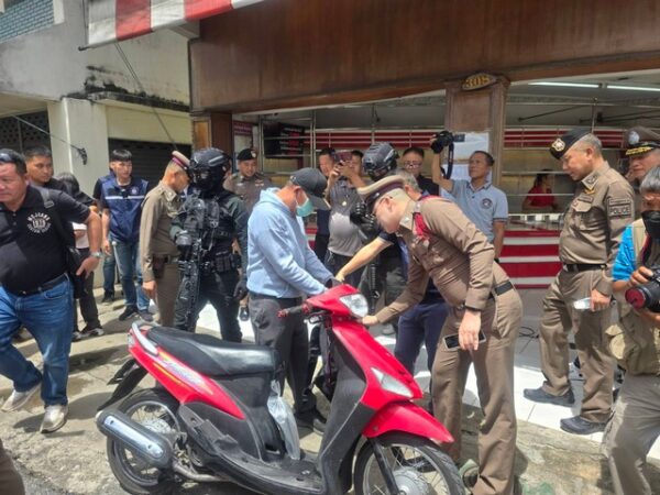 ลำพูน-ผบช.ภ.5 แถลงข่าวจับกุมคนร้ายวิ่งราวทรัพย์ร้านทองป่าซาง พร้อมทำแผน